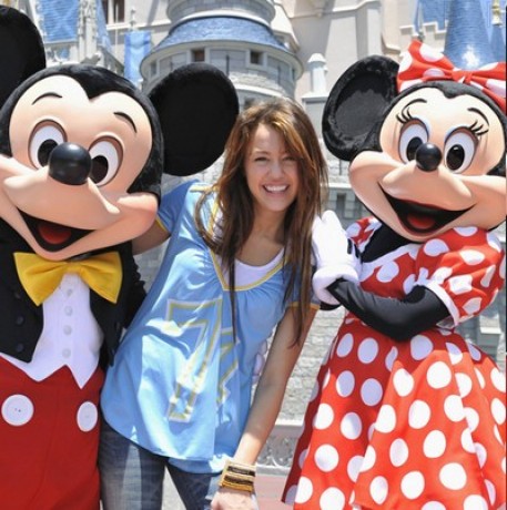 Miley a Mickey Mouse.jpg